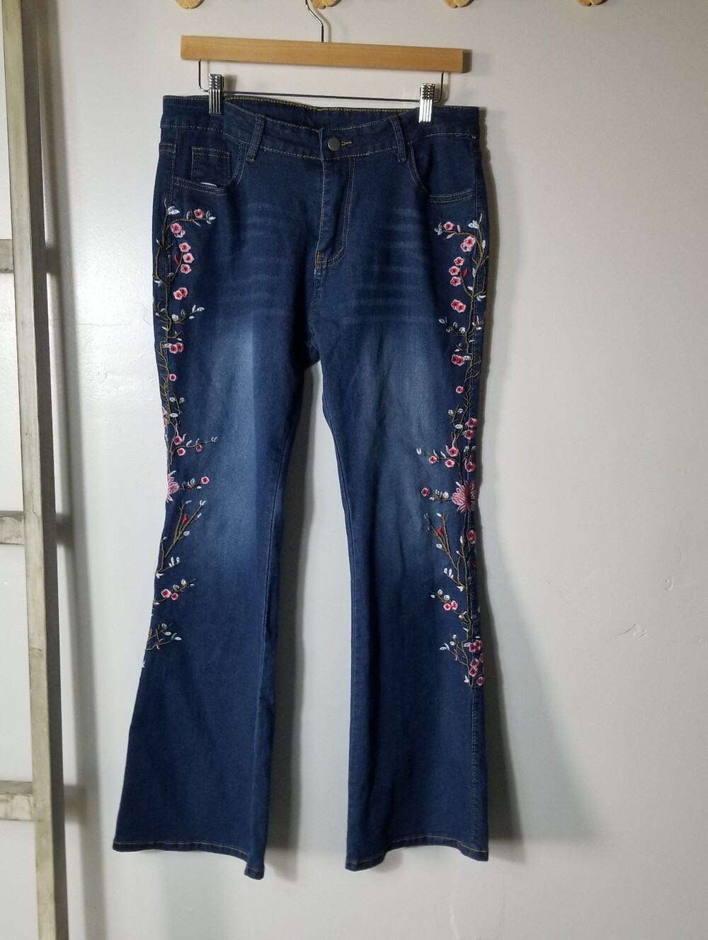 WOMEN'S EMBROIDERED FLOWERS JEANS SIZE XL